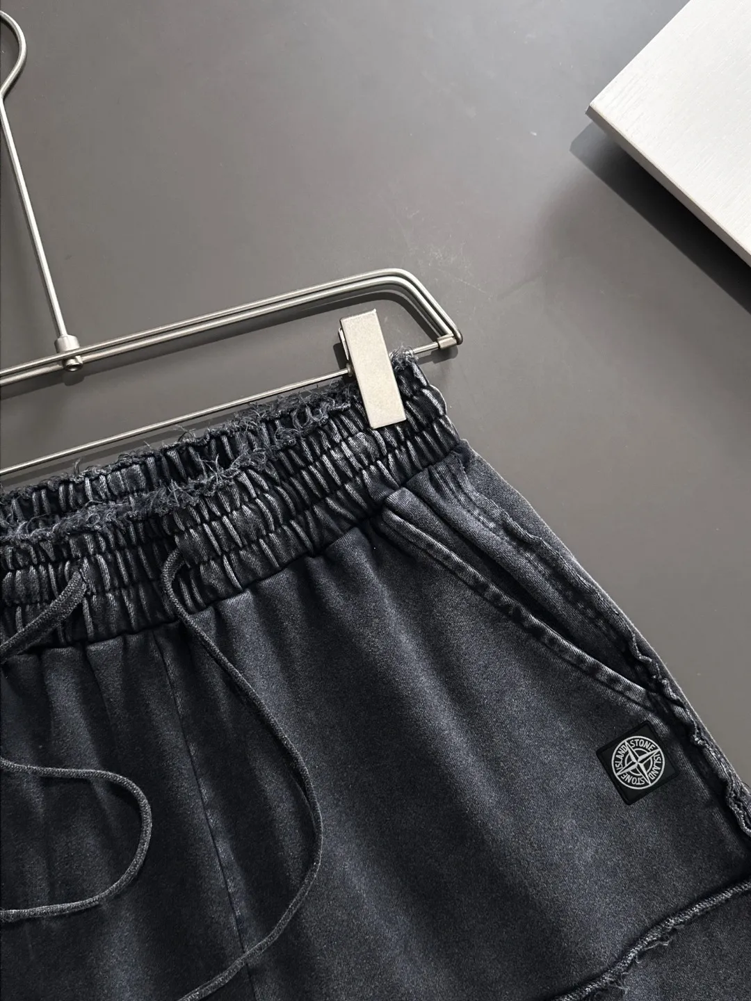 🅿️330 shipped next day, high quality Stone lsland/Stone Island 2025 spring and summer new elastic band casual color-washed loose shorts, two needle stitches at the trouser hem, fine and firm stitching, counter-customized fabrics with high breathability and comfort, impeccable details, brand element design concept, reflecting high quality. It feels delicate and soft! It presents a casual cut and the upper body shape is great! Size: S-XXL